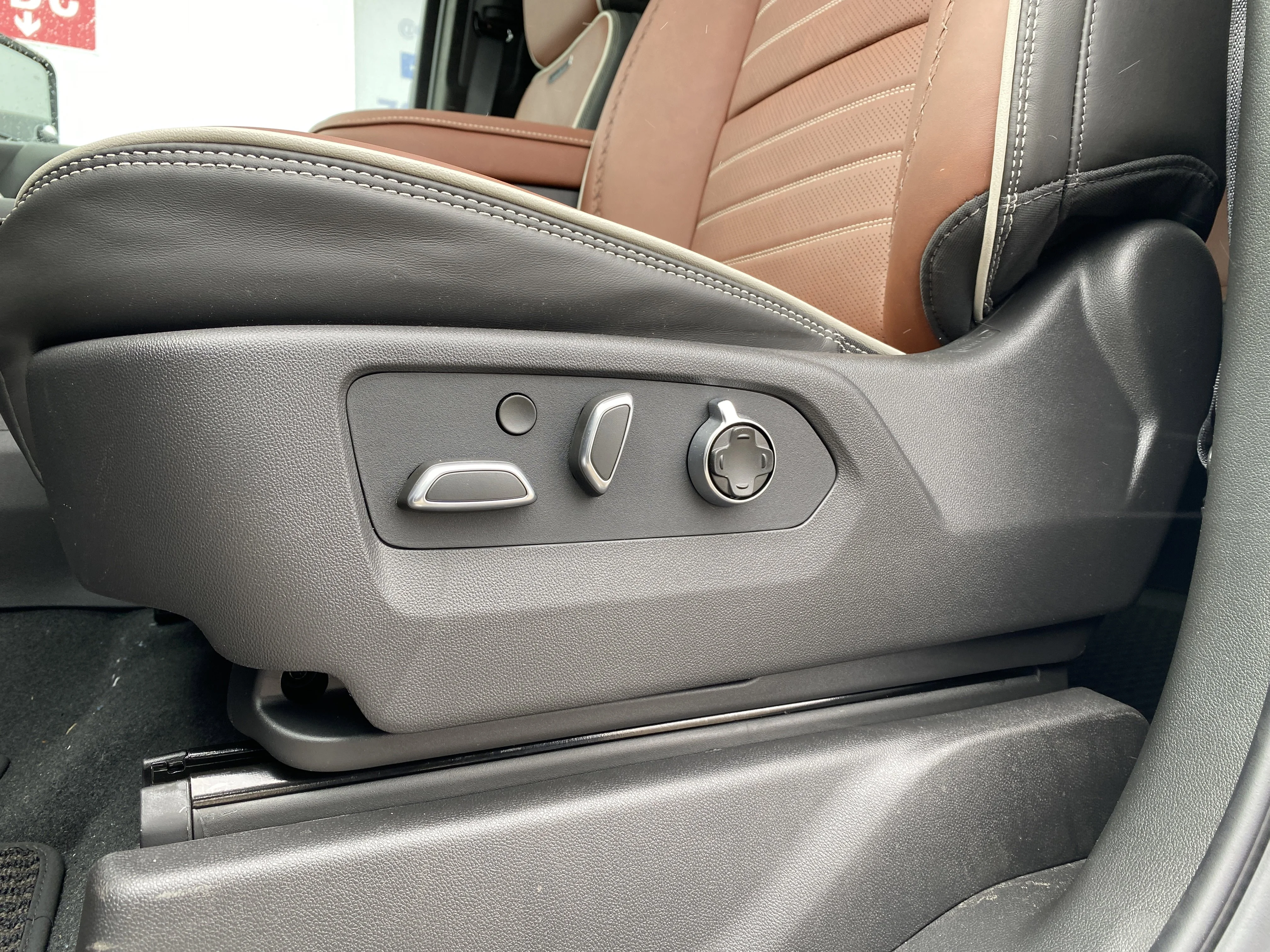 New 2026 GLACIER WHITE TRICOAT GMC Denali Ultimate image 27