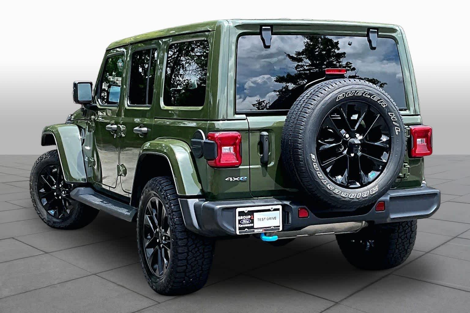 Used 2022 Sarge Green Clearcoat Jeep Unlimited Sahara image 12