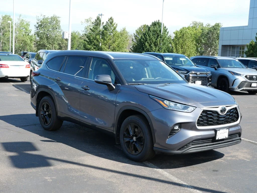 Used 2024 Toyota Highlander XLE with VIN 5TDKDRBHXRS550322 for sale in Minneapolis, Minnesota