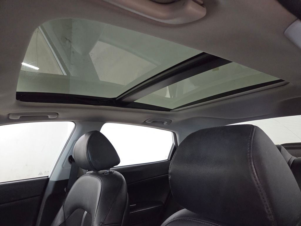 Used 2019 White Kia S image 34