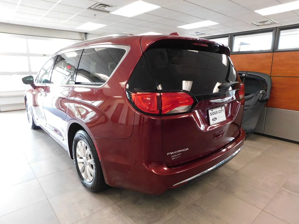 Used 2019 Velvet Red Pearlcoat Chrysler Touring L image 7