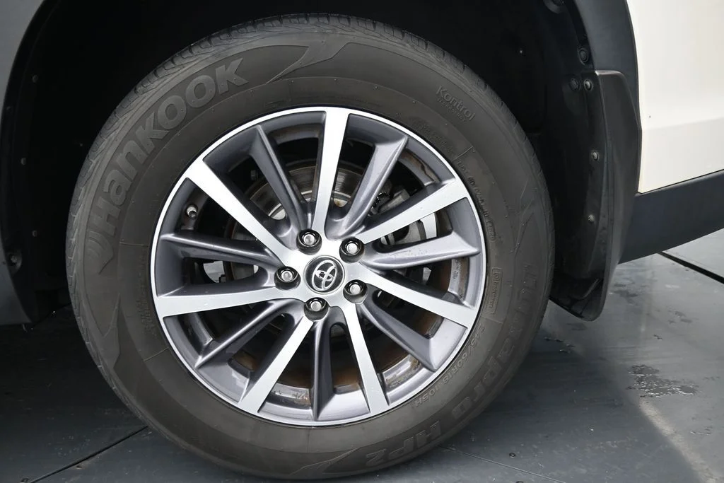 Used 2018 White Toyota XLE image 15