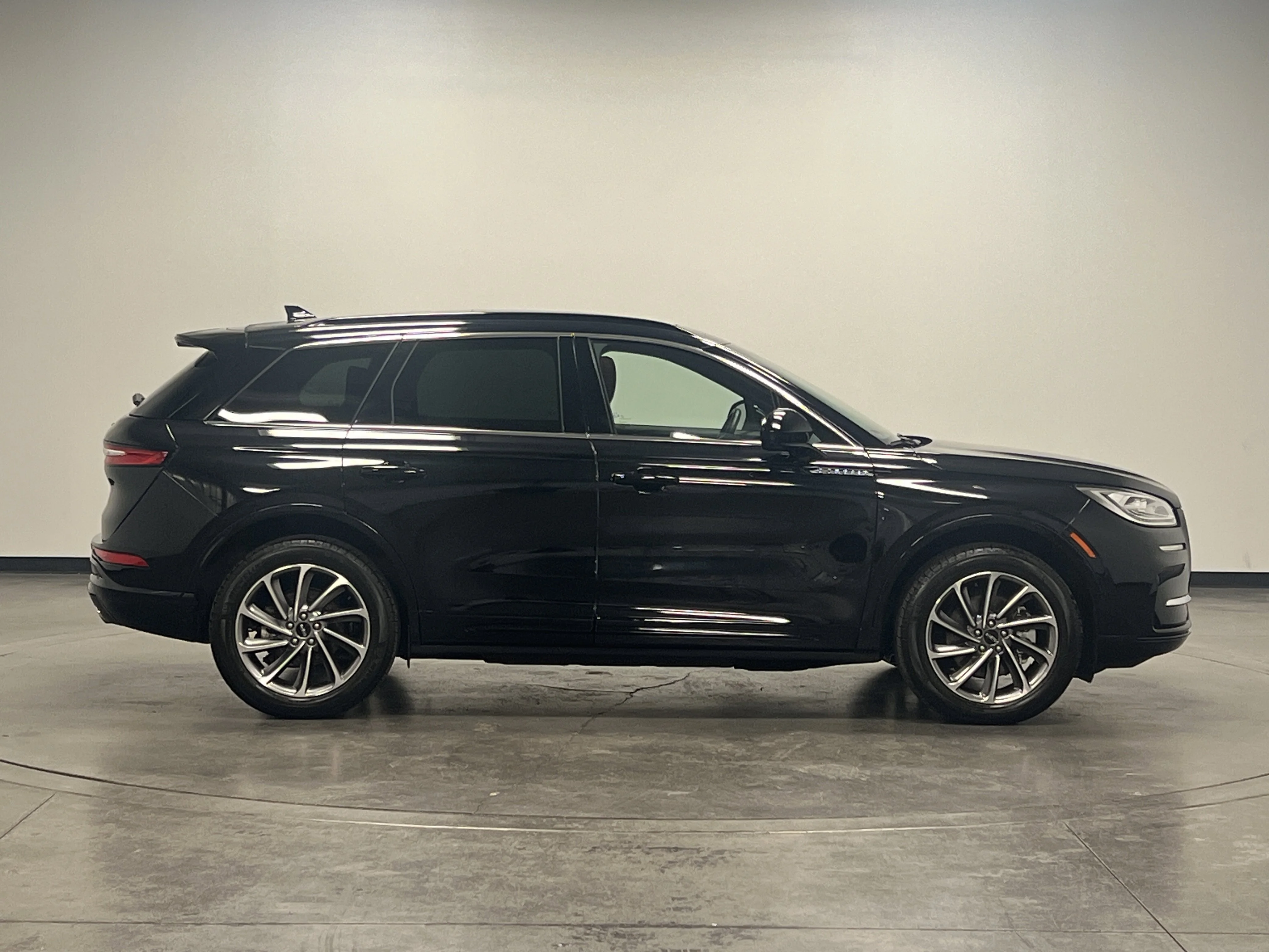 Used 2025 Infinite Black Metallic Clearcoat Lincoln Grand Touring image 9