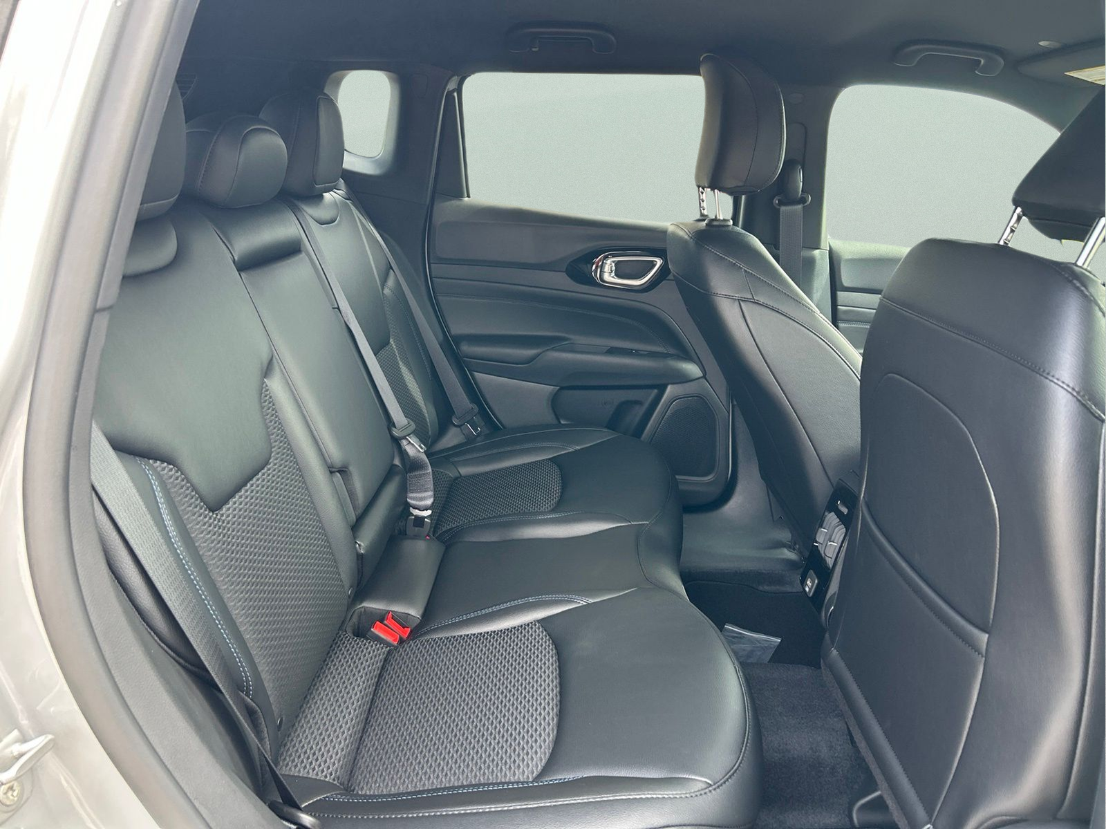 New 2026 Silver Zynith Metallic Clearcoat Jeep Latitude image 12