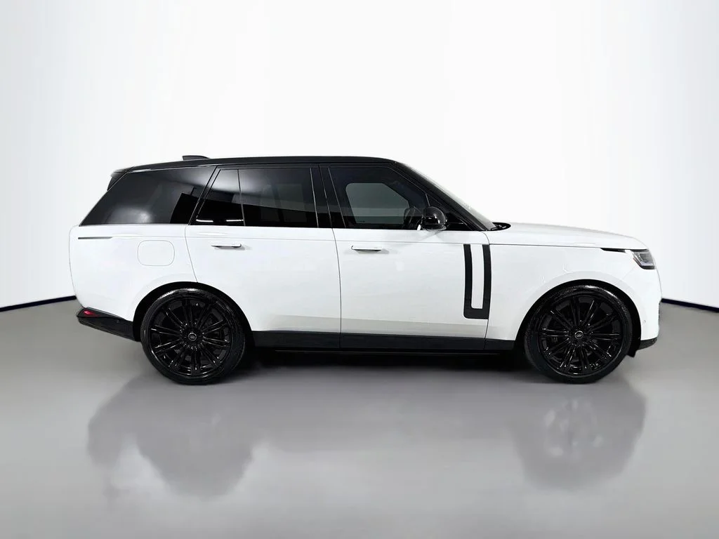 Used 2025 White Land Rover SE image 5