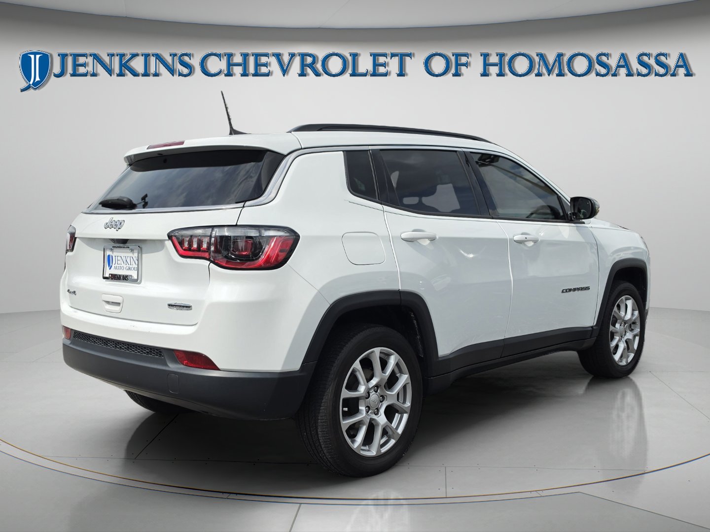 Used 2023 Bright White Clearcoat Jeep Latitude Lux image 5