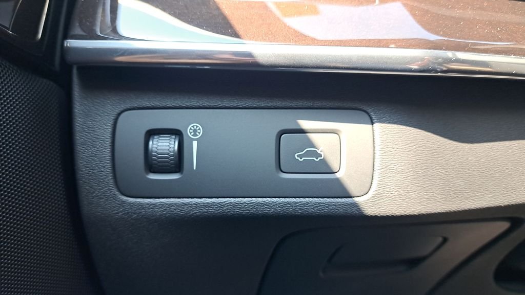 Used 2019 White Volvo T6 Momentum image 24