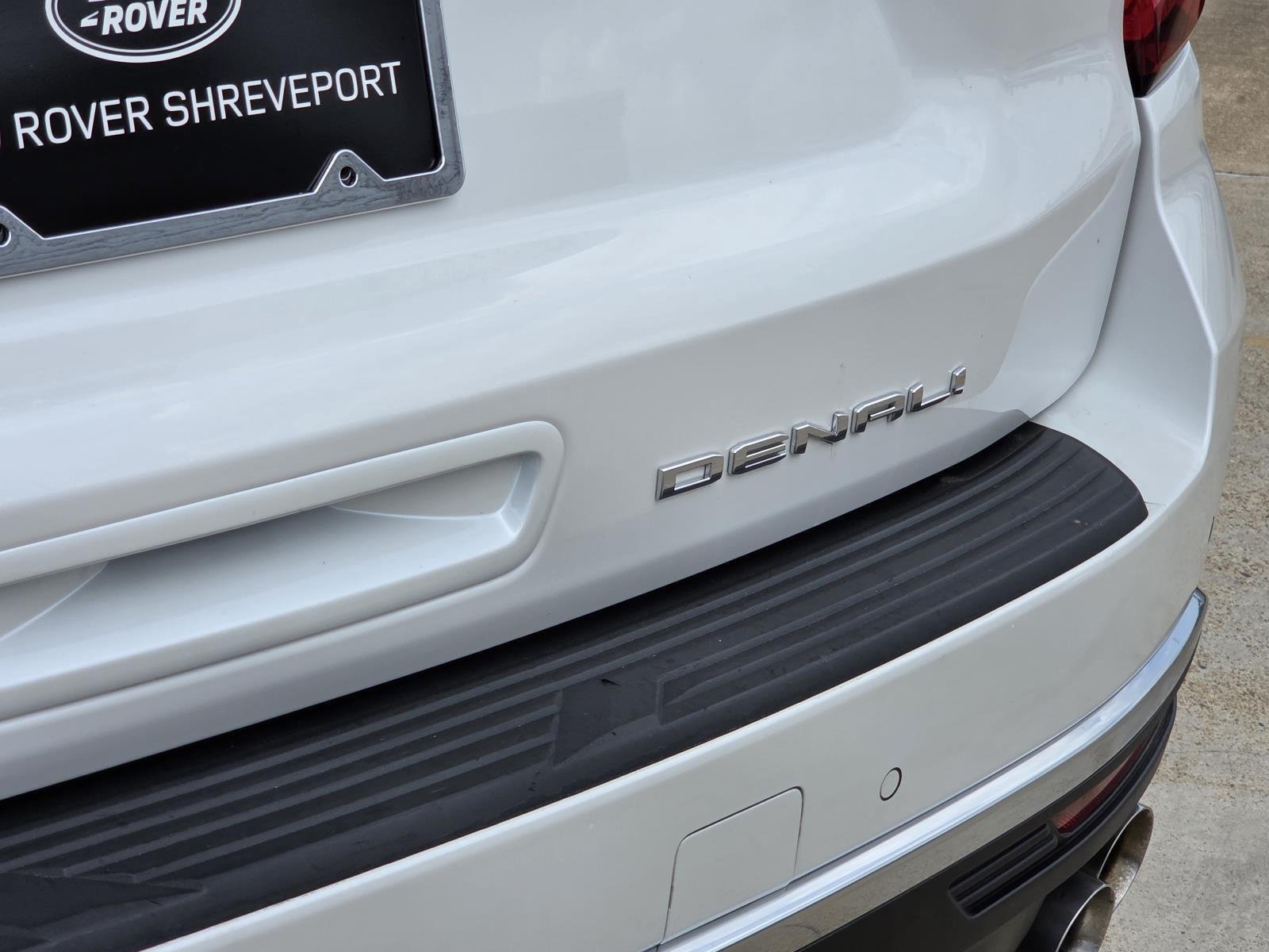 Used 2022 White Frost Tricoat GMC Denali image 9