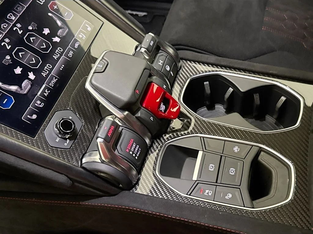 Used 2024  Lamborghini Performante image 17