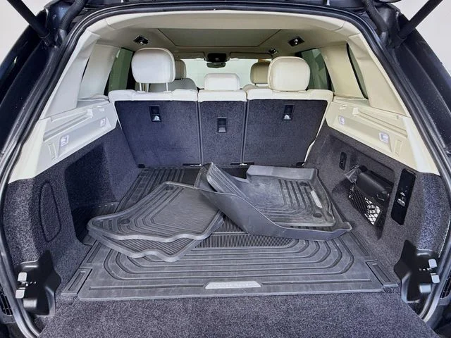 Used 2023 Gray Land Rover SE image 28