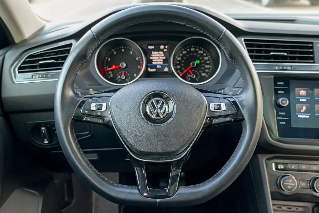 Used 2019 Platinum Gray Metallic Volkswagen 2.0T SE image 40