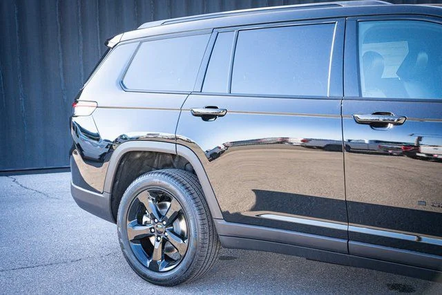 New 2025 Diamond Black Crystal Pearl-Coat Exterior Paint Jeep Limited image 6