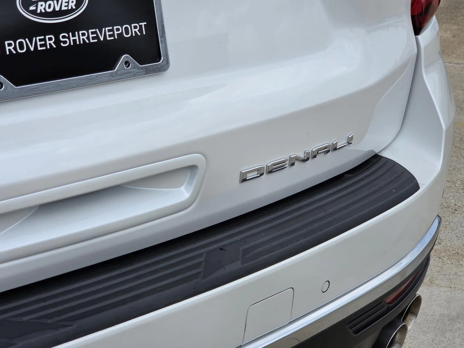 Used 2022 White Frost Tricoat GMC Denali image 9