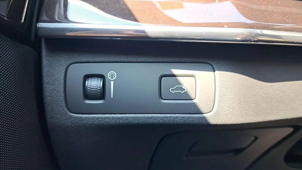 Used 2019 White Volvo T6 Momentum image 24