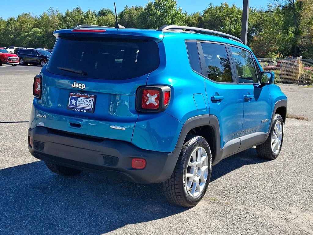 Used 2021  Jeep Latitude image 11