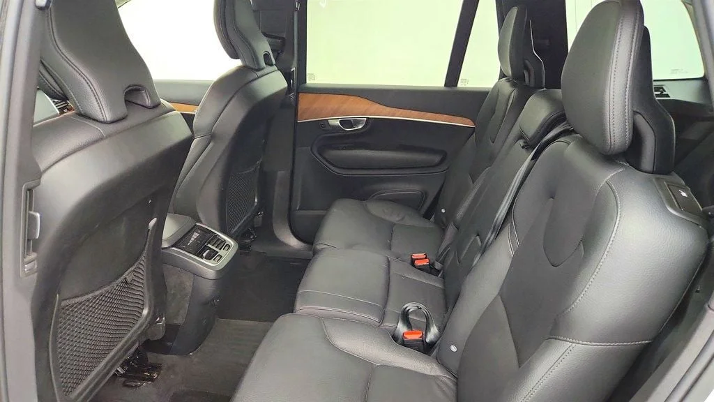 Used 2023 Crystal White Metallic Volvo B6 AWD Plus 7P image 21