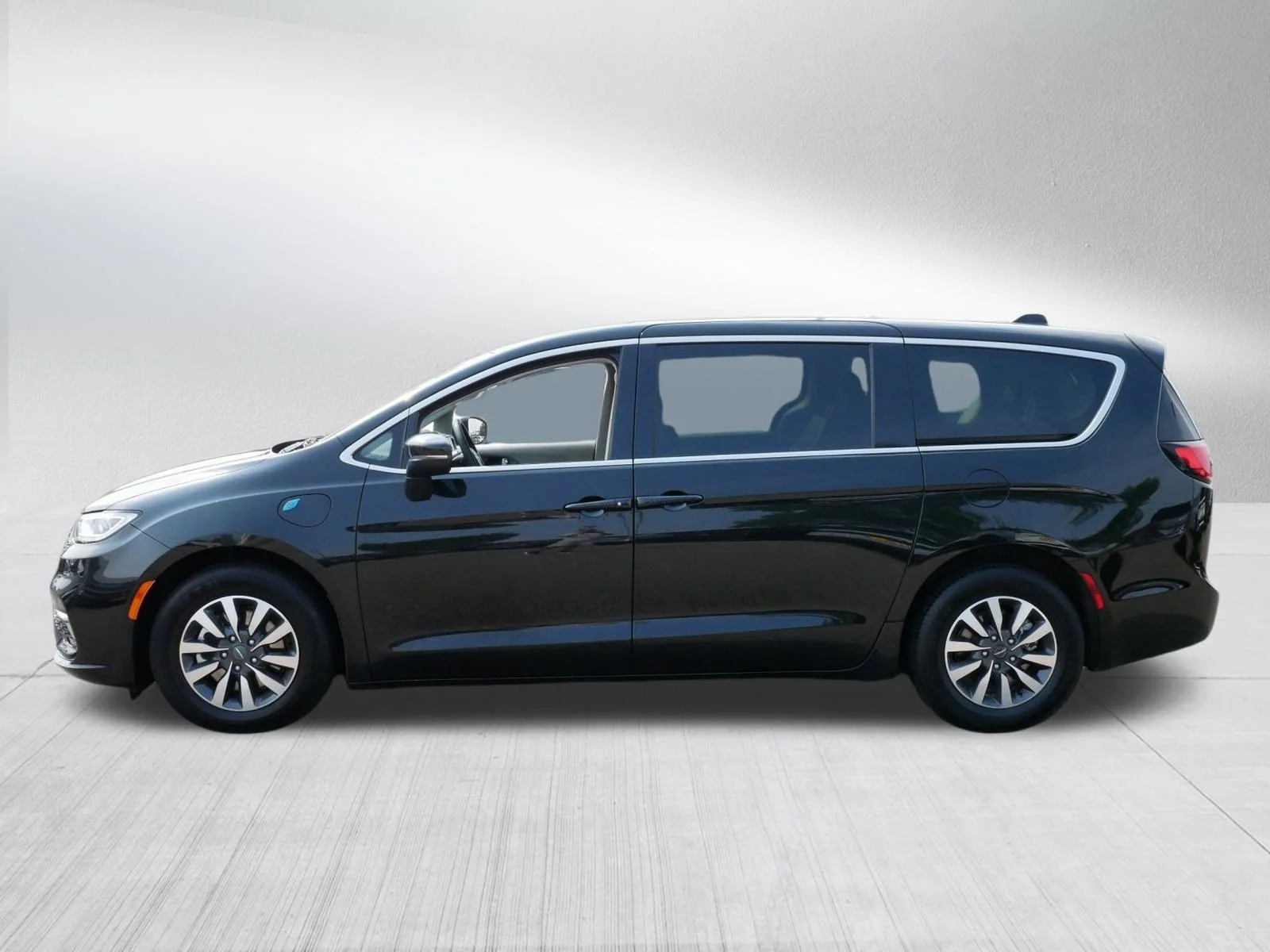 Used 2023 Brilliant Black Crystal Pearlcoat Chrysler Hybrid Touring L image 4