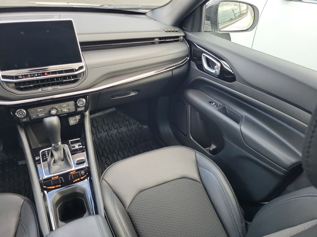 New 2026 Bright White Clearcoat Jeep Latitude image 13