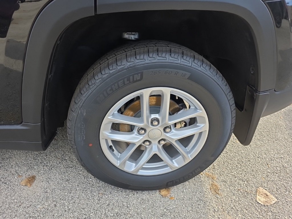 2025 Jeep Grand Cherokee Laredo X photo 3