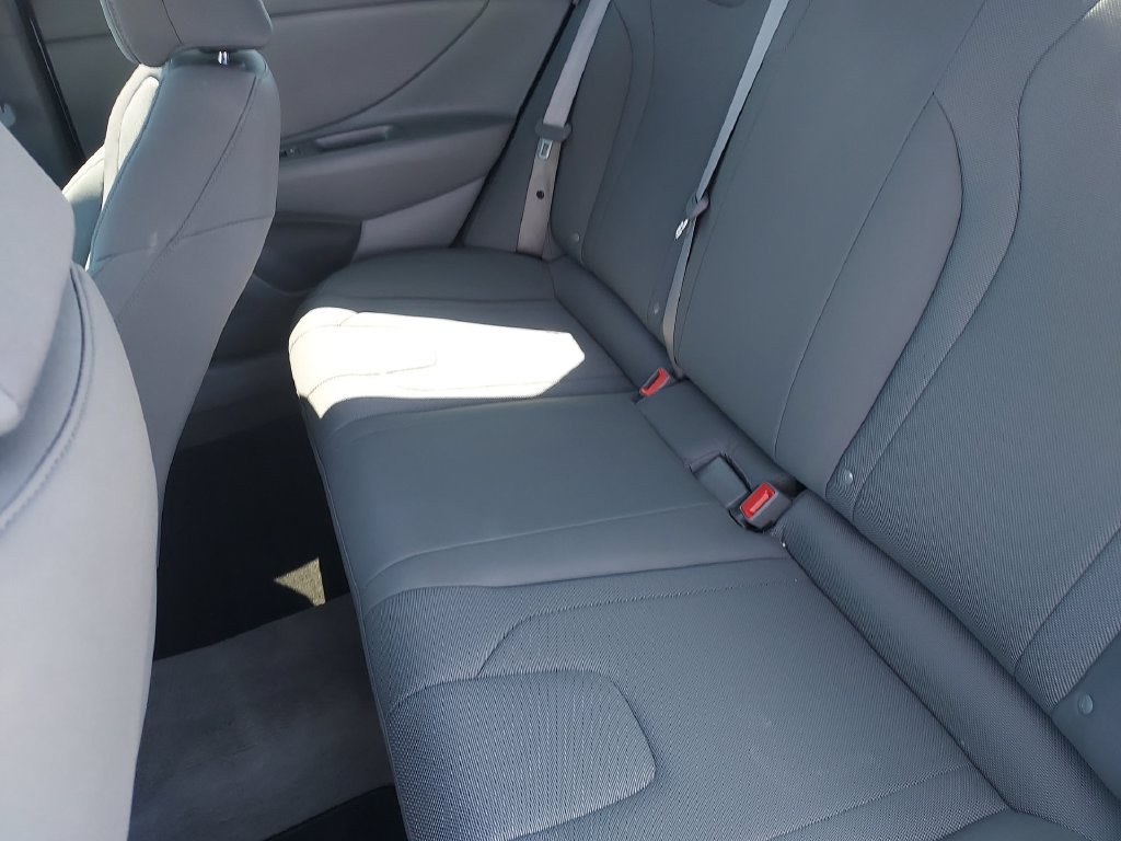 Used 2025 White Hyundai SE image 27