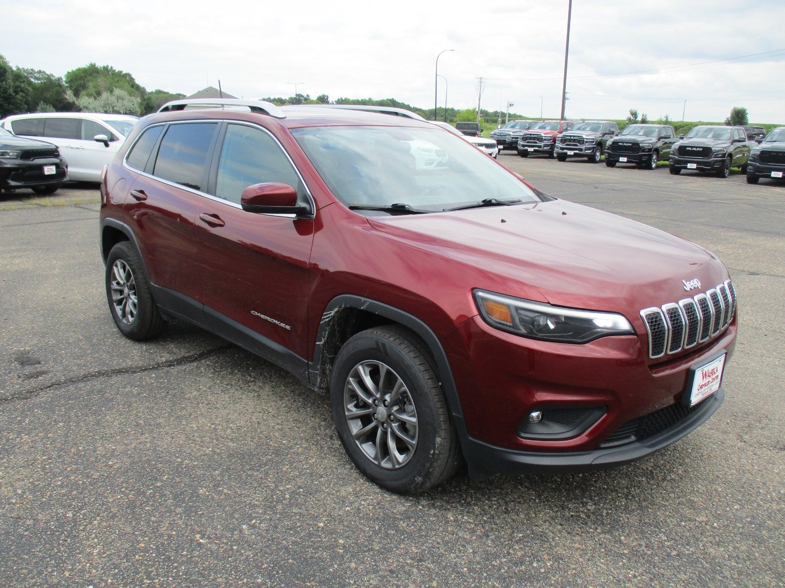 Used 2020 RED Jeep Latitude Plus image 9
