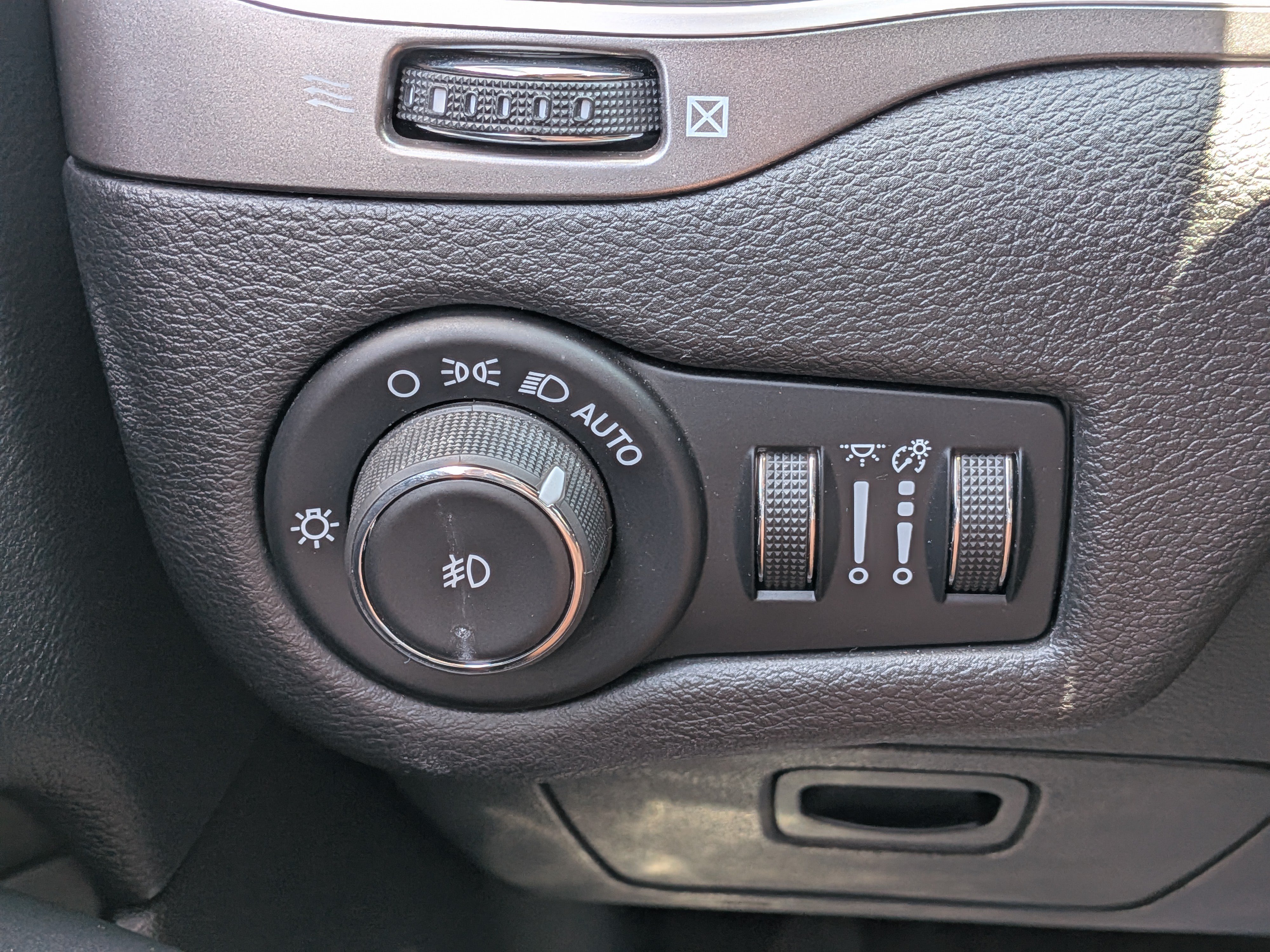 2019 Jeep Cherokee Latitude Plus - Photo 24