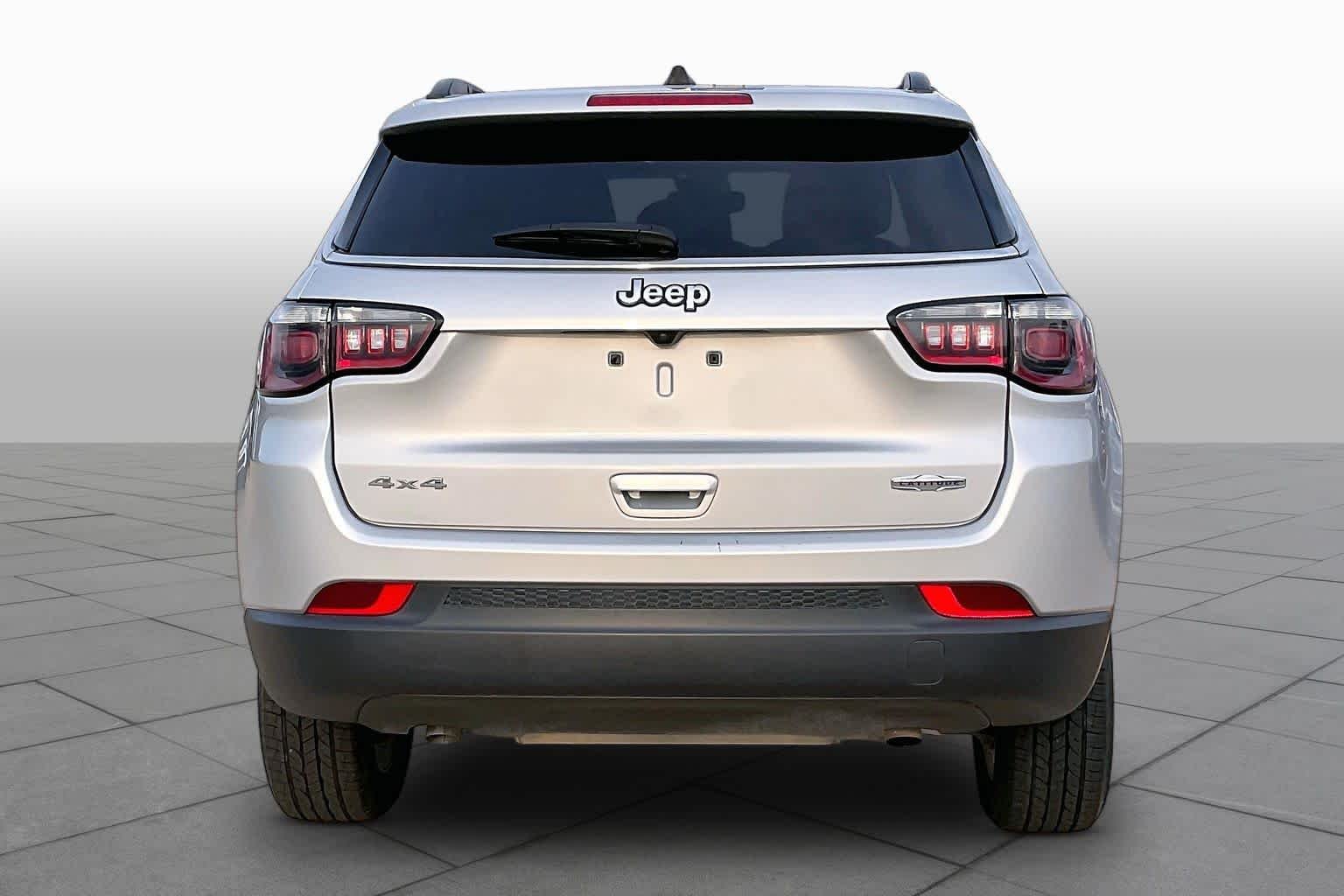 Used 2024 Silver Zynith Metallic Clearcoat Jeep Latitude image 5