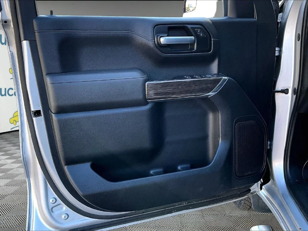 Used 2019 Silver Ice Metallic Chevrolet LT image 9