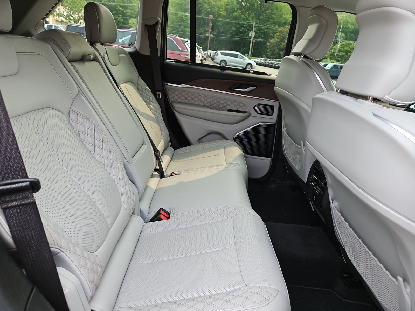 Used 2022 White Jeep Summit image 17