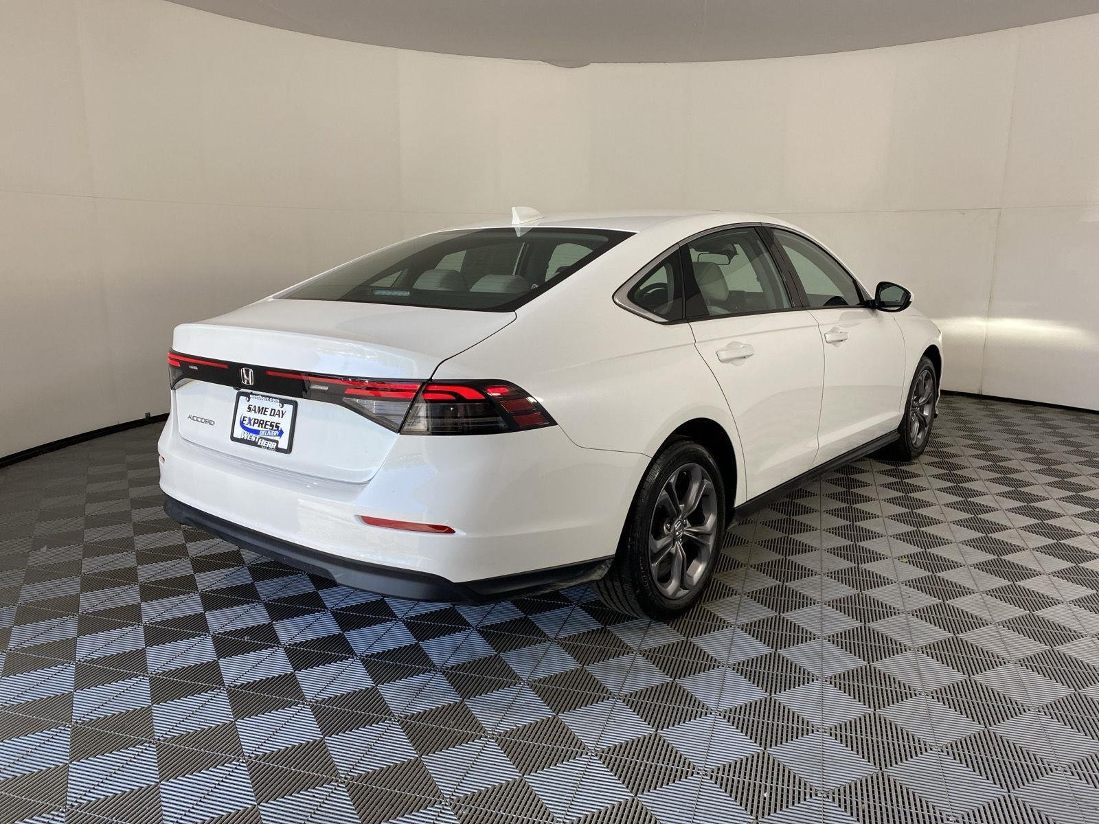 Used 2024 Platinum White Pearl Honda EX image 8
