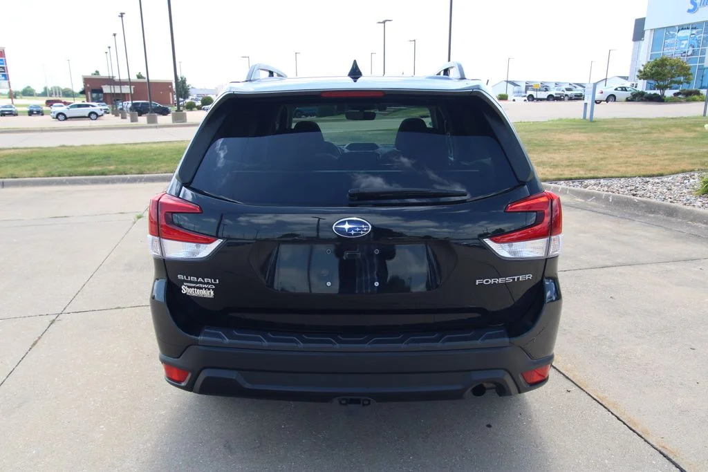 Used 2021  Subaru Premium image 14