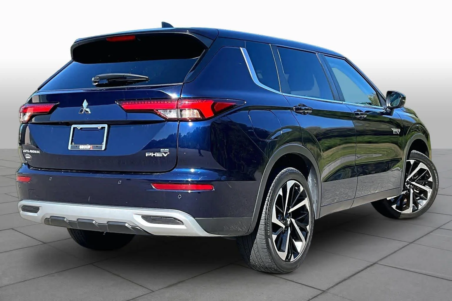 Used 2025 Cosmic Blue Metallic Mitsubishi SE image 13