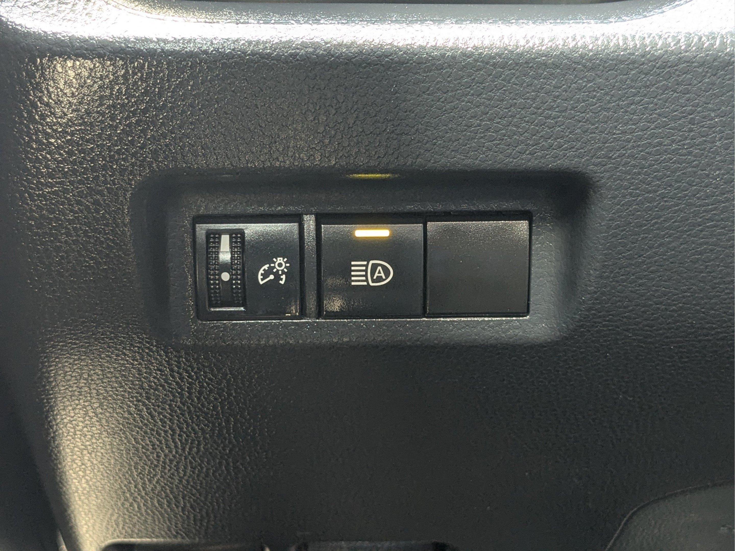 2021 Toyota RAV4 XLE - Photo 25
