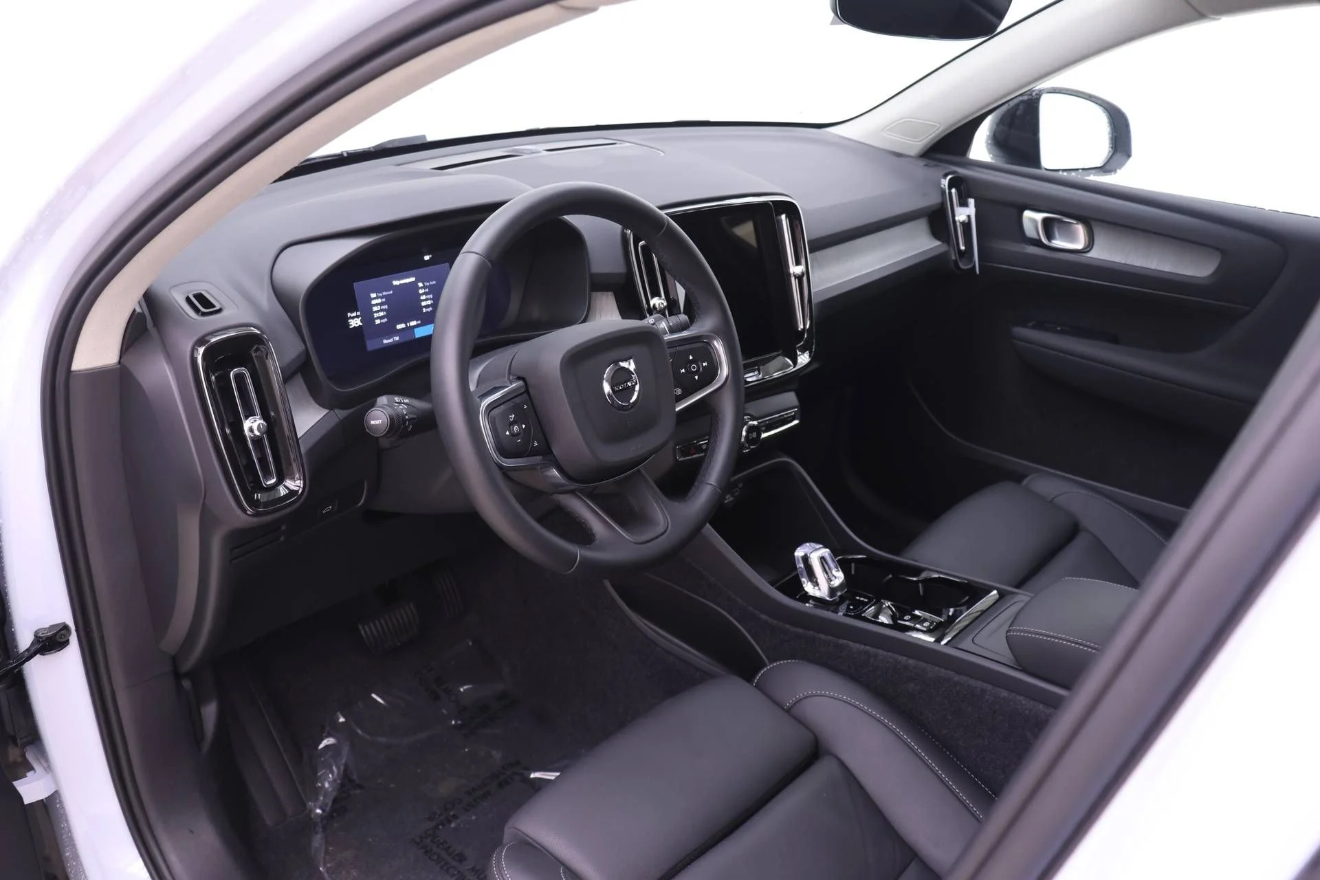 2026 Volvo XC40 Plus - Photo 7