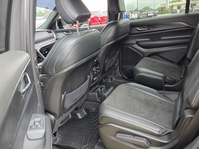 Used 2023 Metallic Jeep Altitude image 8