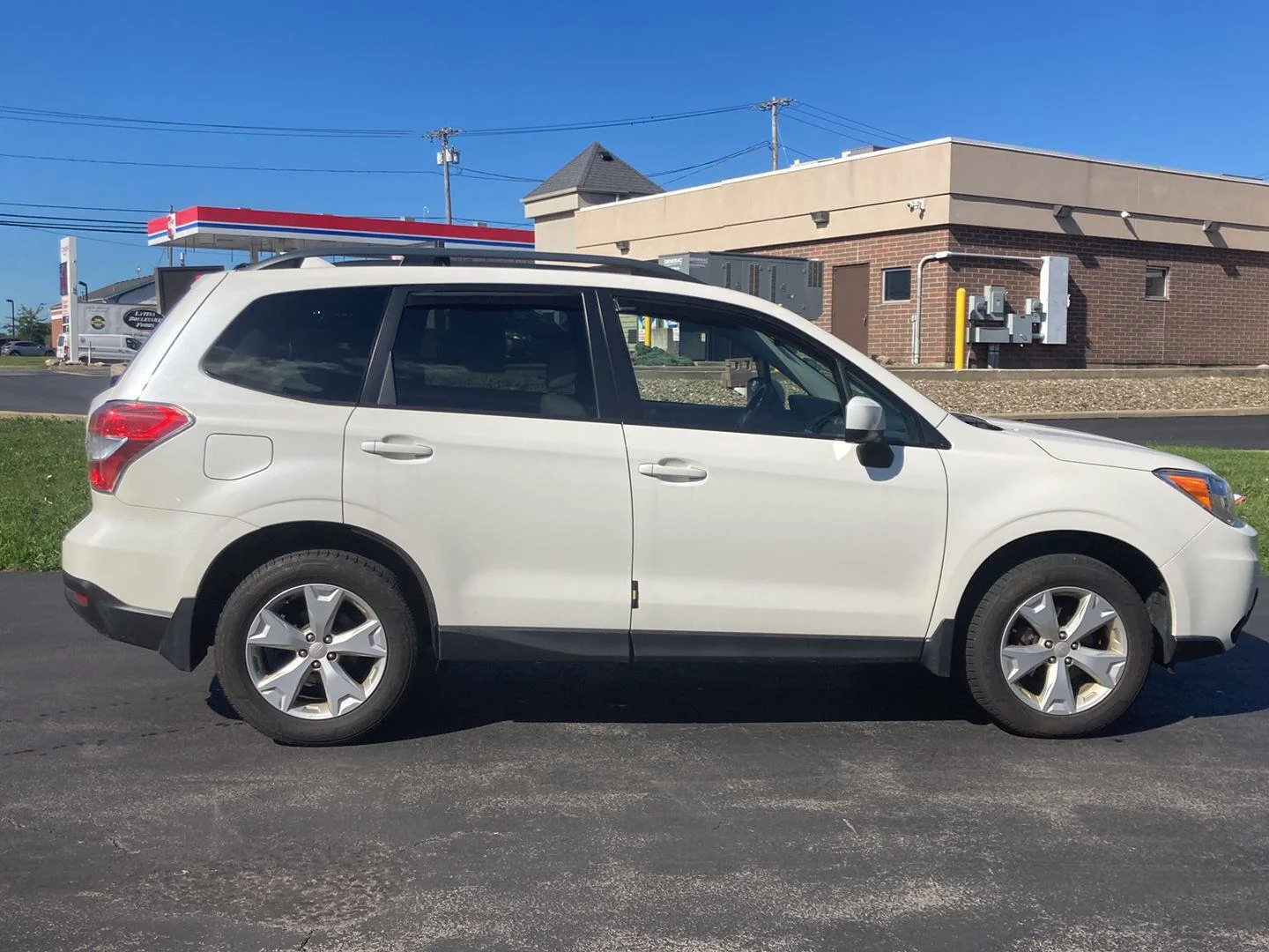 Used 2016 Crystal White Pearl Subaru 2.5i Premium image 8