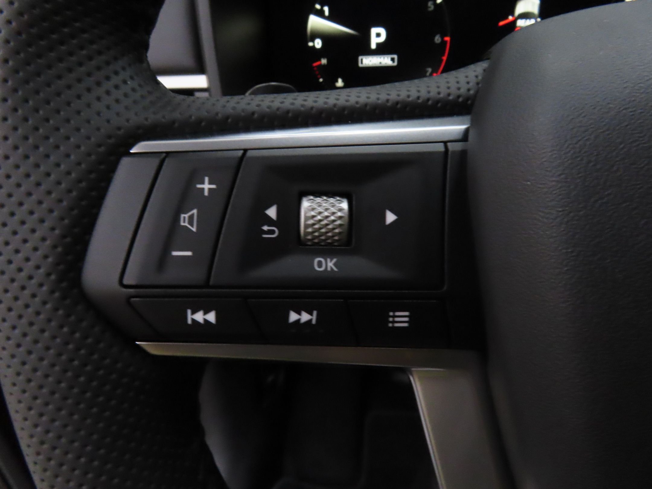 Used 2025 Red Mitsubishi SE image 13