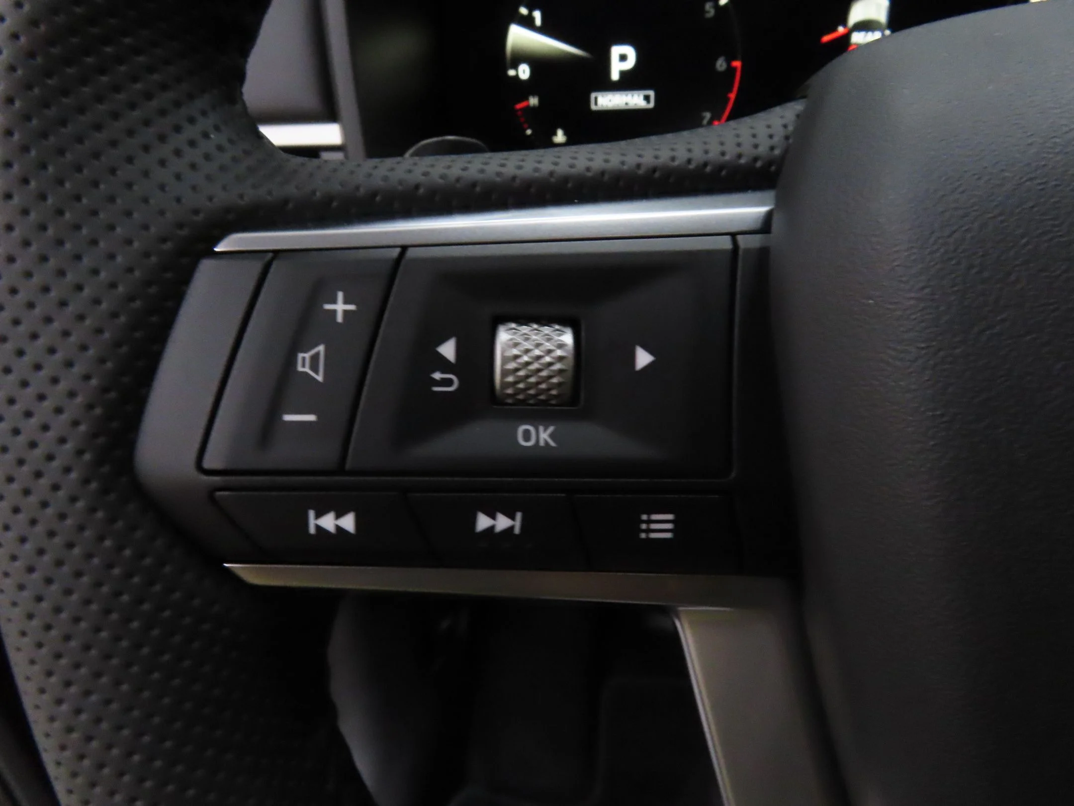 Used 2025 Red Mitsubishi SE image 13