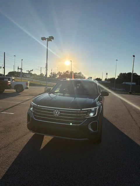Used 2025  Volkswagen 2.0T SE w/Technology image 3