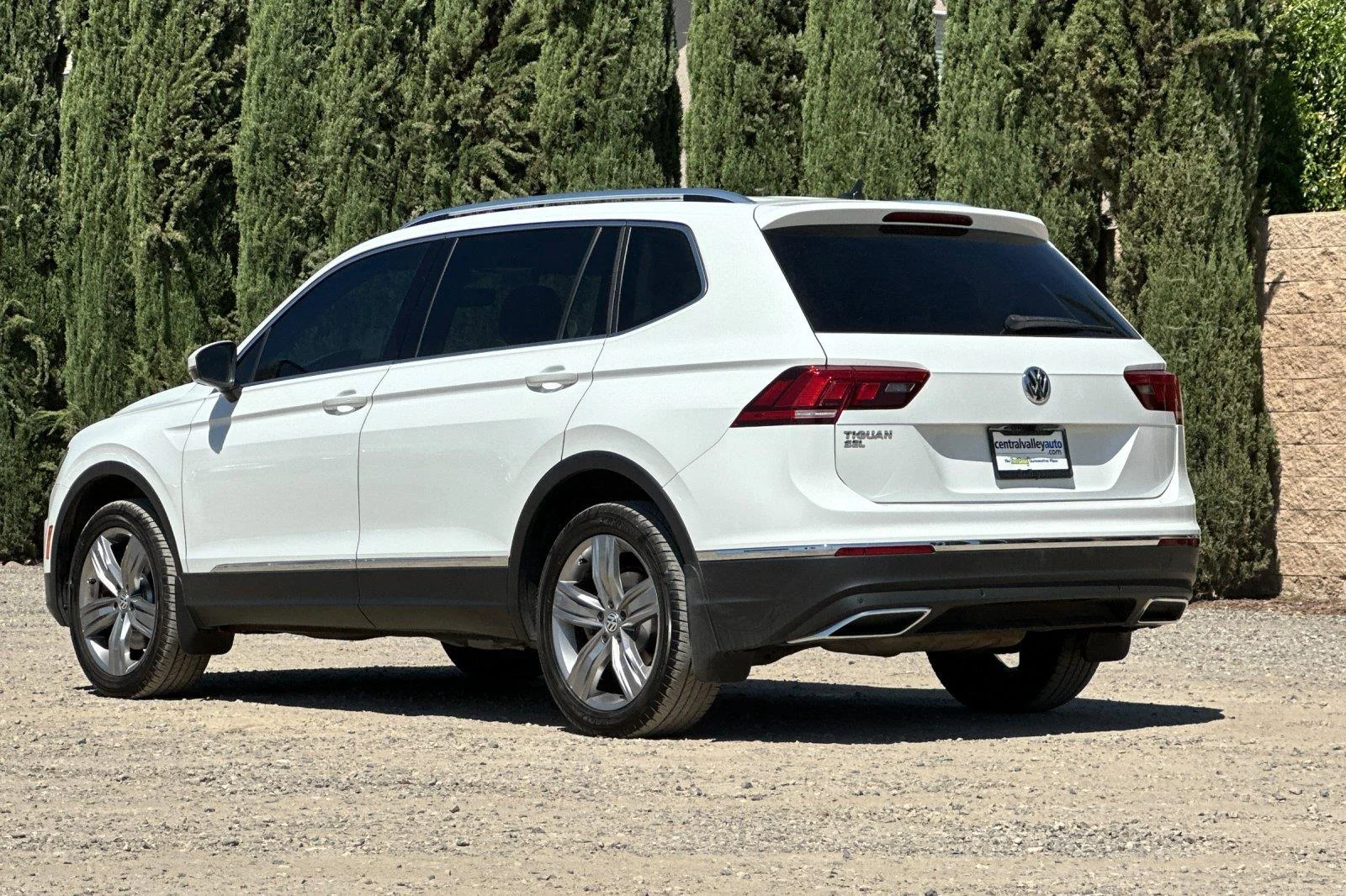 Used 2018 Pure White Volkswagen SEL Premium image 5