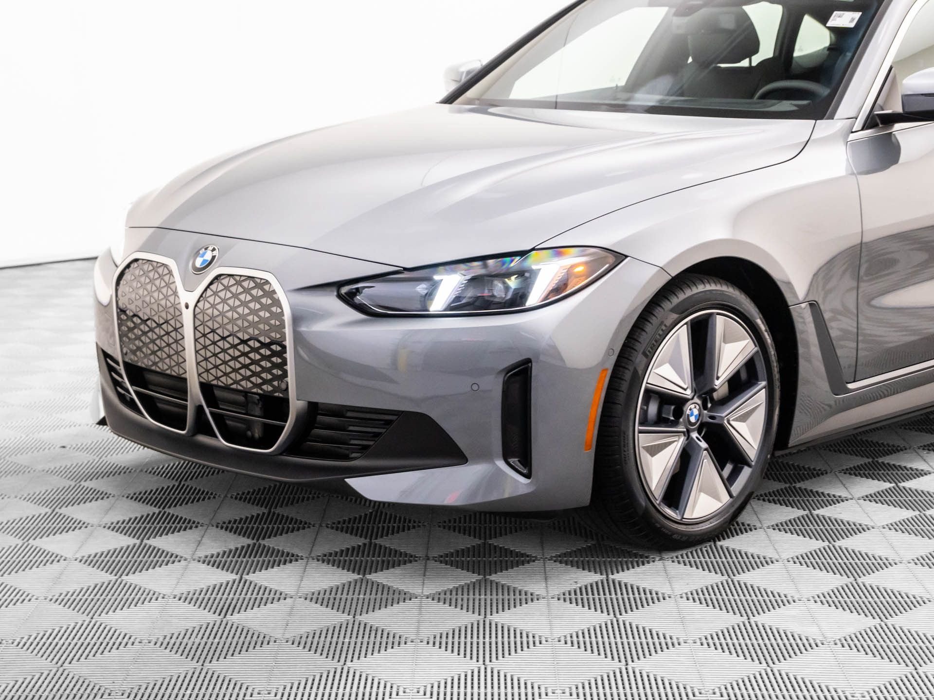New 2026 Skyscraper Grey Metallic BMW xDrive40 image 37