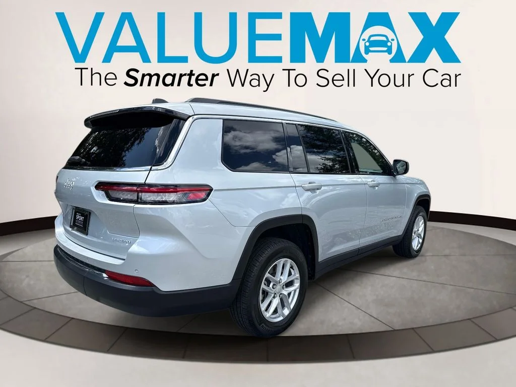 Used 2025 Silver Jeep Laredo image 3
