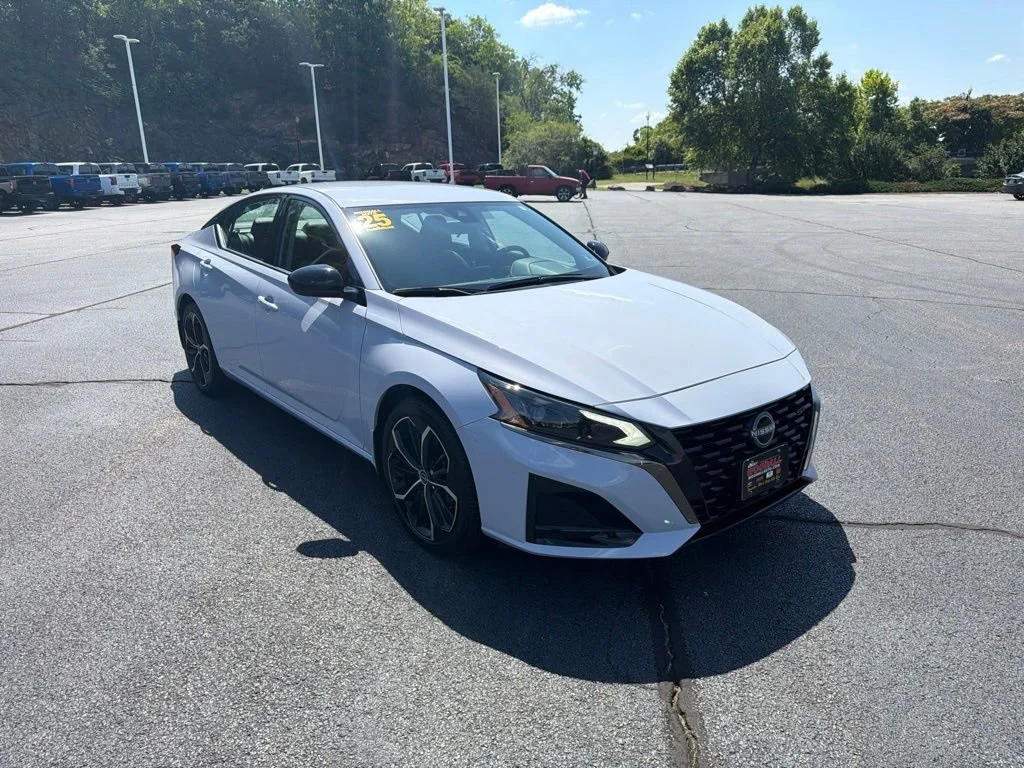 Used 2025 Gray Nissan SR image 1