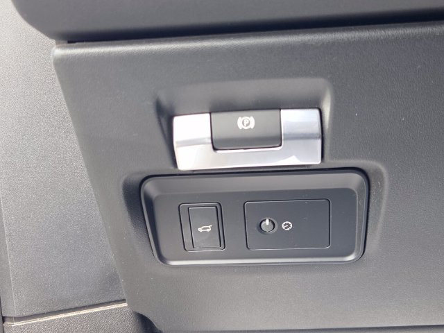 Used 2020  Land Rover R-Dynamic SE image 28