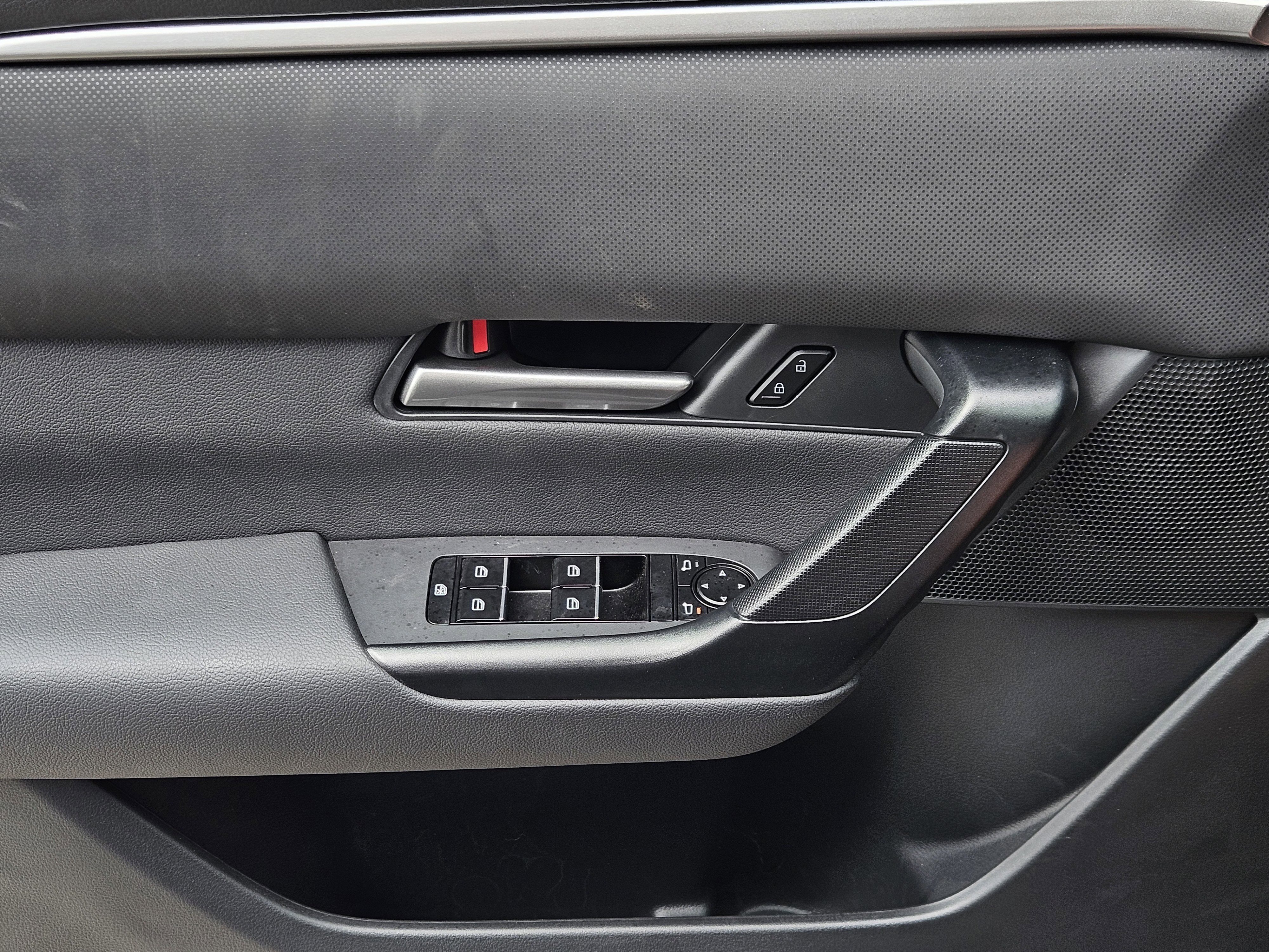 Used 2025  Mazda Preferred image 23