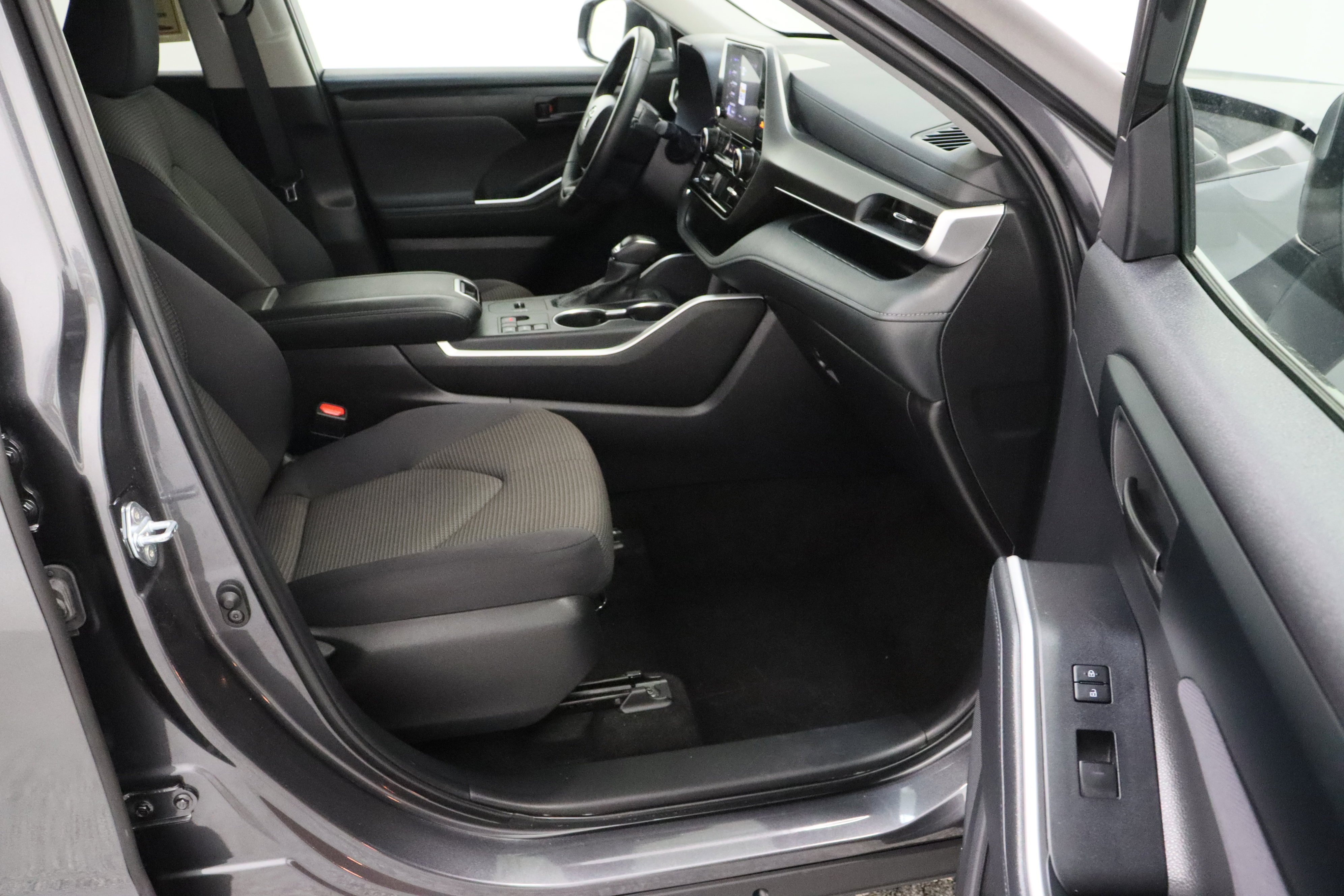 2025 Toyota Highlander LE - Photo 39