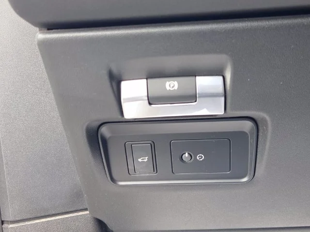 Used 2020  Land Rover R-Dynamic SE image 28
