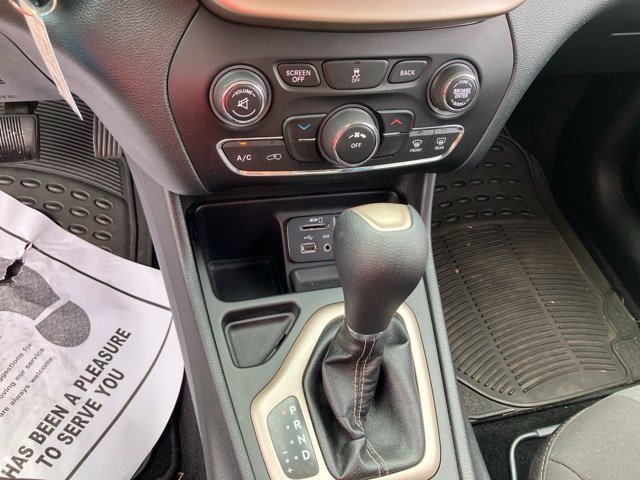 Certified Used 2017 Bright White Clearcoat Jeep Latitude image 16