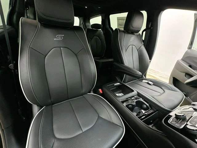 New 2027 Diamond Black Crystal Pearl-Coat Exterior Paint Chrysler Limited image 28