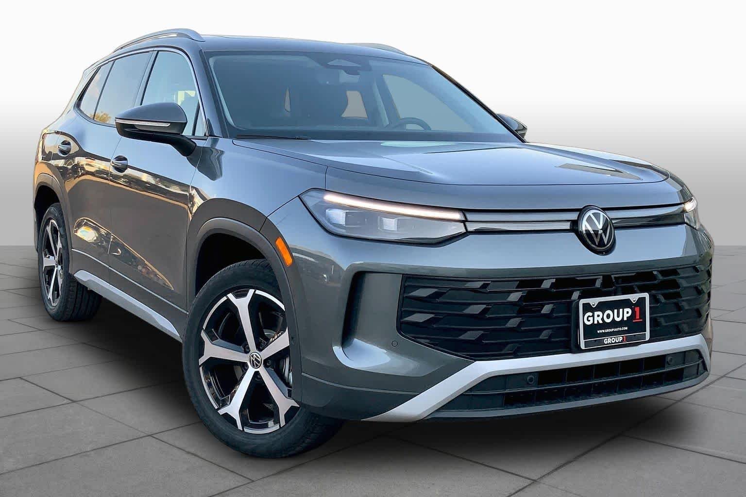 New 2026 Platinum Gray M Volkswagen SE image 2